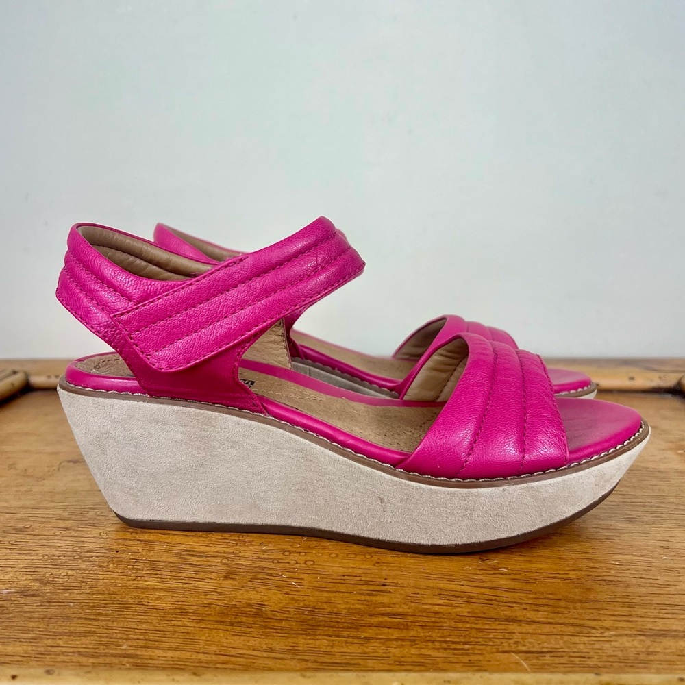 Clarks 'Hazelle Alba' Fuchsia Leather Wedge Sandals Size 6.5
